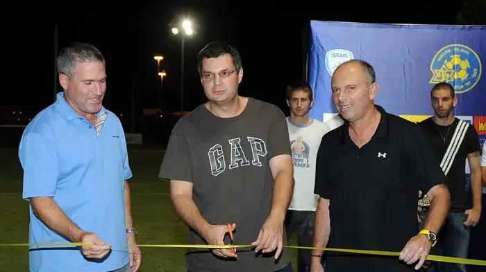 מנכ"ל מכבי תל אביב, עוזי שעיה, לצד נציג הבעלים, ג'ק אנגלידיס והמנהל המקצועי של מחלקת הנוער, ניר לוין
