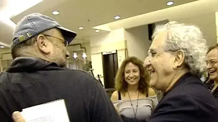 א.ב יהושע עם ערן ריקליס בצילומי "שליחותו של הממונה על משאבי אנוש"