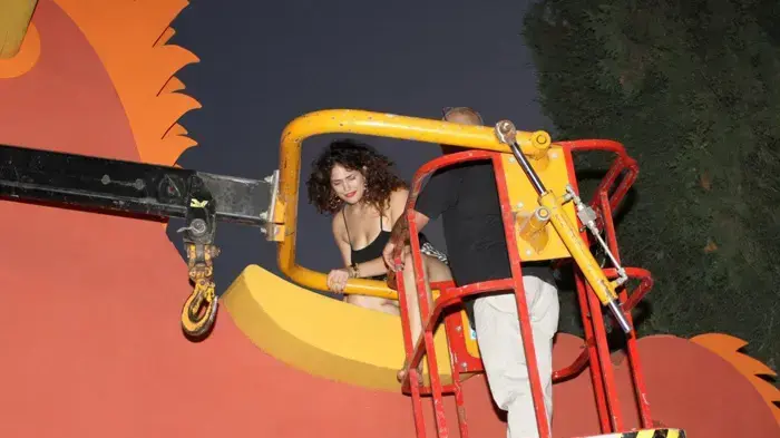 מארינה מקסימיליאן בלומין חונכת את סוס הנדנדה הכי גדול בעולם במושב קדימה