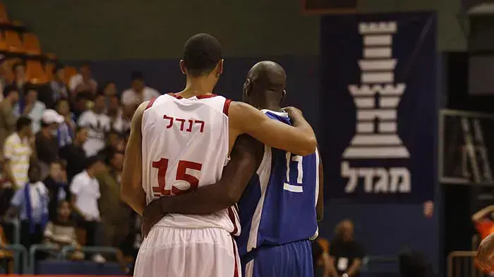 בריאן רנדל שחקן הפועל ירושלים (שמאל) מתחבק עם טים פיקט שחקן עירוני אשקלון