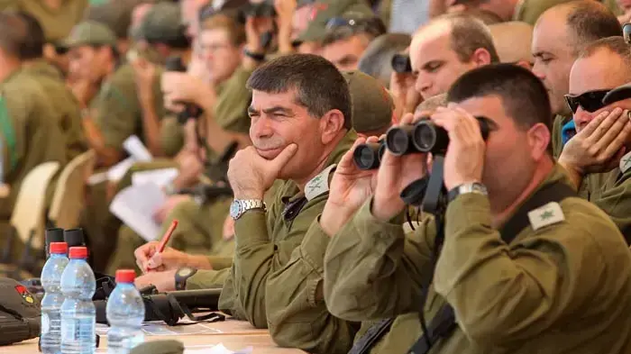 הרמטכ"ל גבי אשכנזי בתרגיל צבאי בבסיס שיזפון, אוקטובר 2010