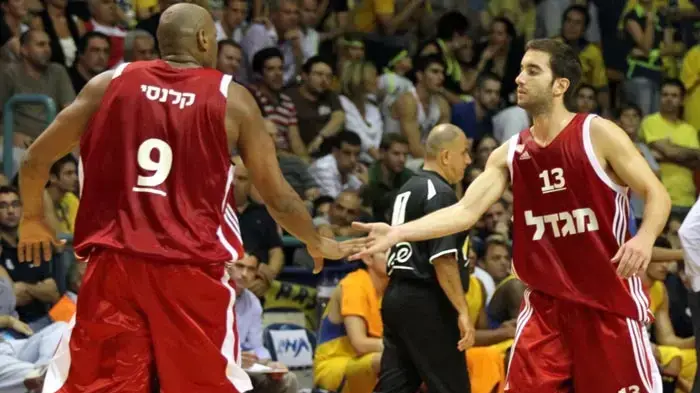 יוגב אוחיון שחקן הפועל ירושלים (ימין) עם סם קלנסי
