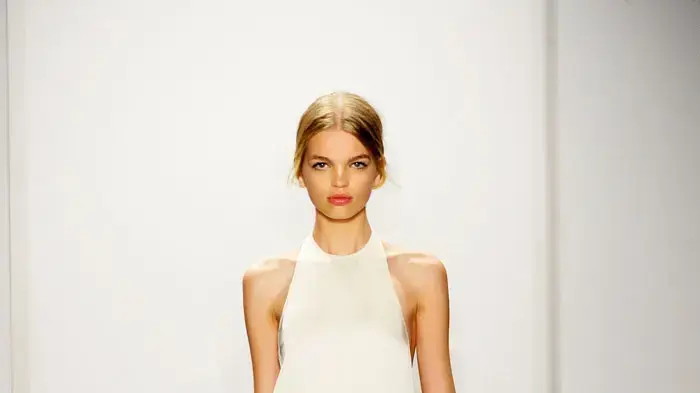דפני גרונוולד בתצוגת אביב 2011 של קלווין קליין בשבוע האופנה של ניו יורק, ספטמבר 2010