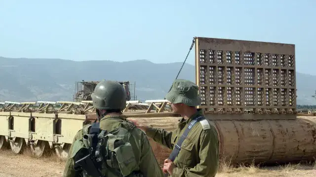 יחידת הגישור של צה"ל בונה גשר מעל הירדן, אוקטובר 2010