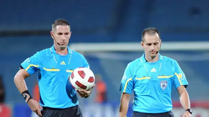 איתן שמואלביץ' שופט כדורגל (שמאל) עם הקוון דודו ביטון