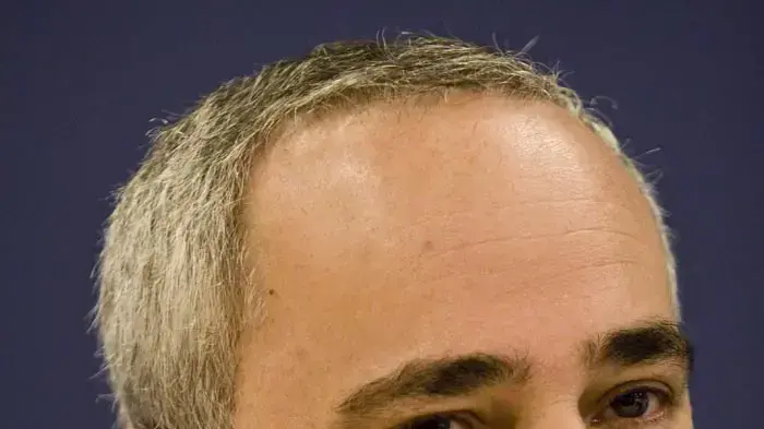 שר האוצר יובל שטייניץ בטקס מכירת המניות של בנק דיסקונט, אוקטובר 2010
