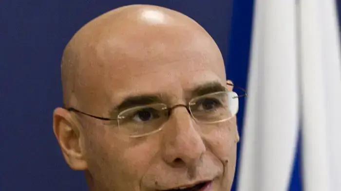 החשב הכללי שוקי אורן בטקס מכירת המניות של בנק דיסקונט, אוקטובר 2010