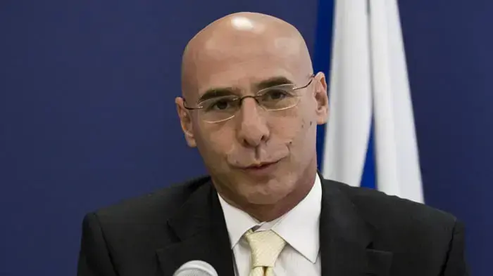 החשב הכללי שוקי אורן בטקס מכירת המניות של בנק דיסקונט, אוקטובר 2010