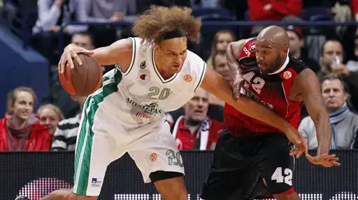 אמין חאליד שחקן ריטאס וילנה (ימין) מול שון סטונרוק שחקן סיינה