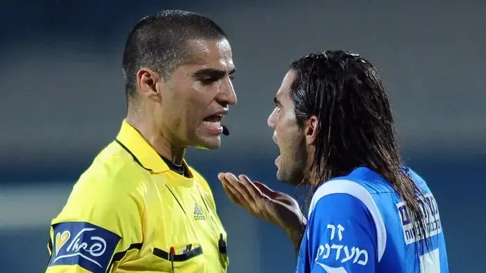 חלוץ הפועל באר שבע ליאור אסולין מתווכח עם השופט מנשה משיח