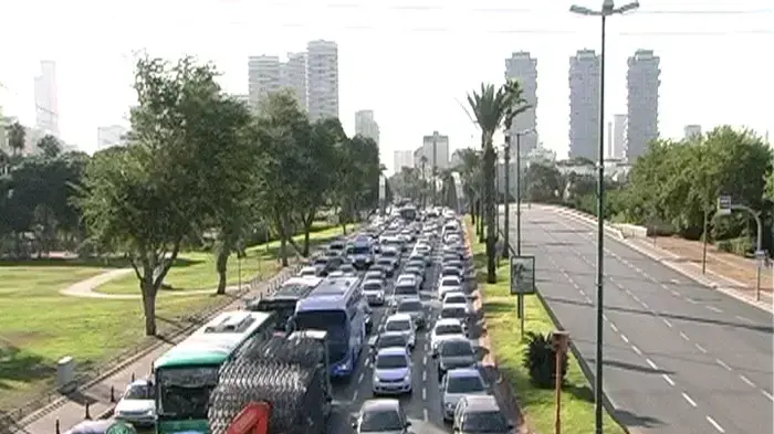 עומסי תנועה כבדים בצפון ת"א בעקבות פיצוץ צינור מים