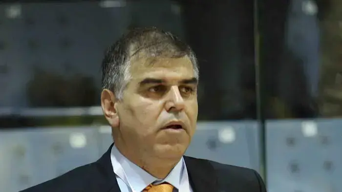 השופט לשעבר סמי בכר בתפקיד משקיף בליגת העל בכדורסל