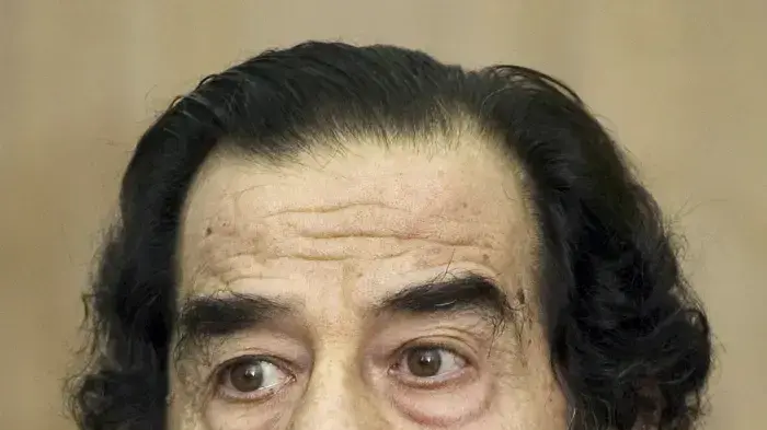 סדאם חוסיין במהלך משפטו