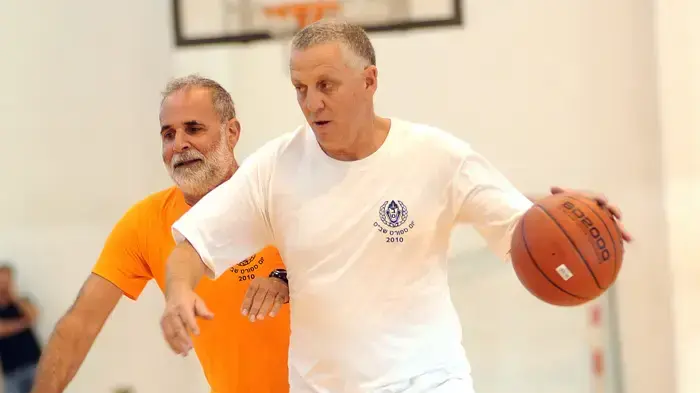 מוטי ארואסטי כדורסלן עבר במשחק בין כוכבים ותיקים לנבחרת השב"ס