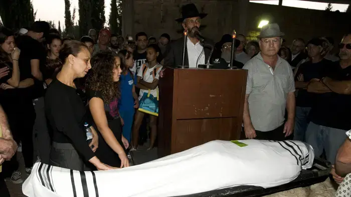 אוולין הגואל, אלה לביא ליד גופתו של עמוס לביא