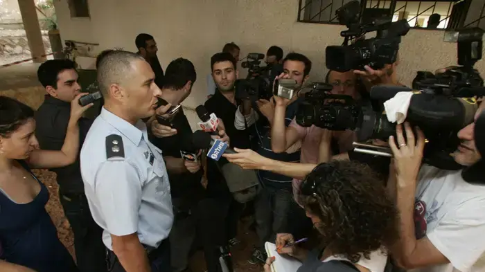 סגן ניצב שי אזולאי מפקד תחנת כפר סבא מתחת לביתן של נטלי ורוני אלינו שנרצחו על ידי אמן, נובמבר 2010