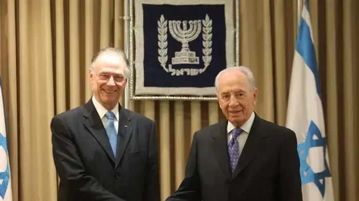 נשיא המדינה שמעון פרס עם יושב ראש הועד האולימפי של ברזיל וראש הועדה המארגנת של אולימפיאדת 2016 קרלוס ארתור נוסמן, נובמבר 2010