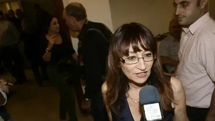 ציפי פינס בפגישה בין ראשי ארגוני האמנים ומנהלי התאטראות בעקבות סוגיית היכל התרבות באריאל, נובמבר 2010