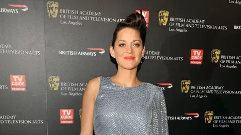 מריון קוטיאר בשמלת אלי סאאב אסימטרית בטקס BAFTA Los Angeles Britannia Awards בלוס אנג'לס, 4 נובמבר 2010
