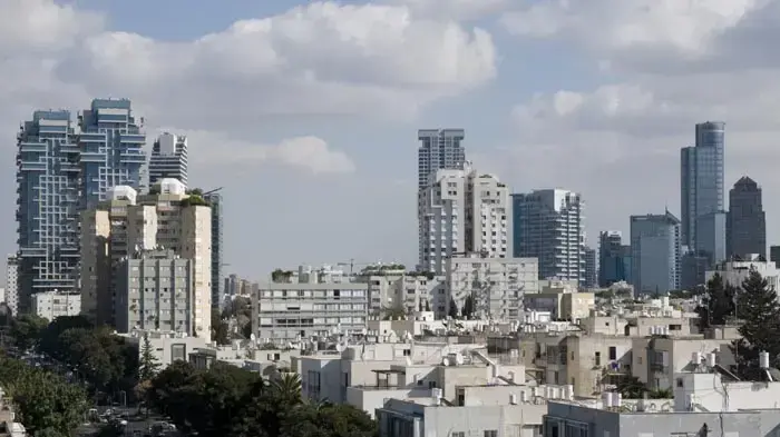 בתים בתל אביב על רקע הבורסה ברמת גן