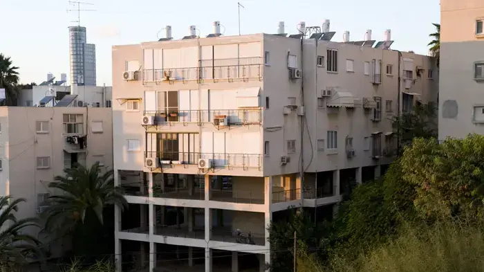 בית משותף על עמודים ברחוב המרי בגבעתיים