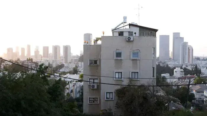 בית משותף ברחוב המרי בגבעתיים וברקע השקיעה