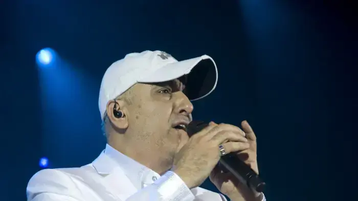 עופר לוי בהופעה בהיכל התרבות בת"א