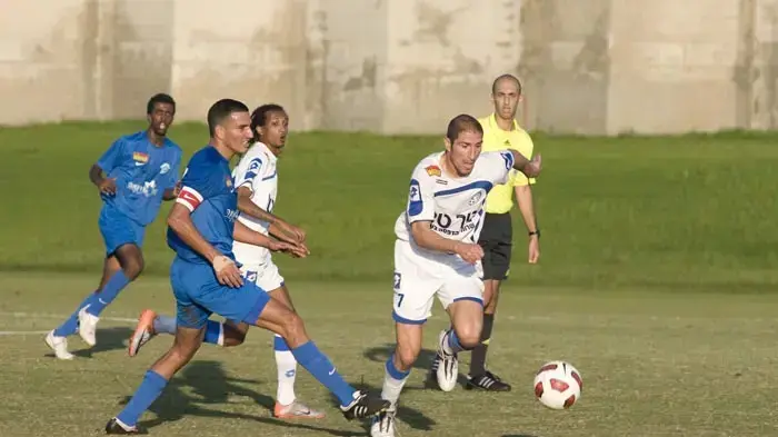 אורן ניסים שחקן עירוני רמת השרון (מימין) אורן ניסים שחקן עירוני רמת השרון (מימין)