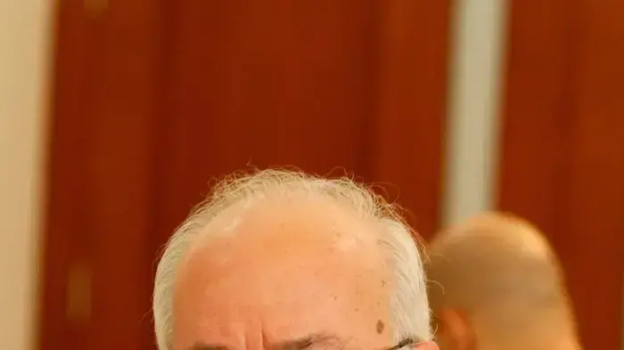 עורך ישראל היום עמוס רגב ב"ועדת העורכים", נובמבר 2010