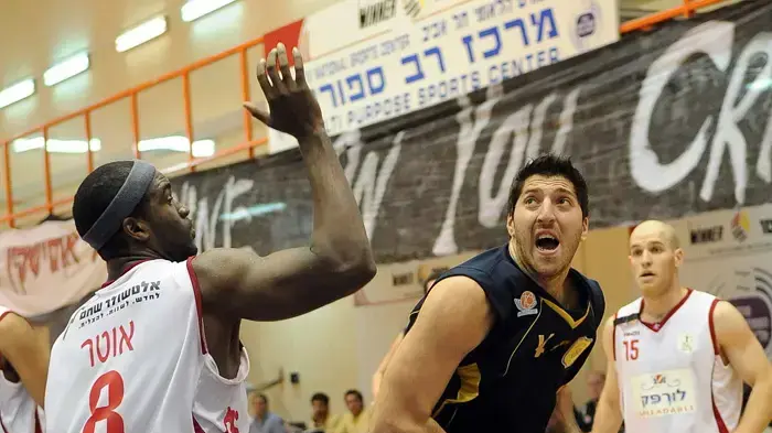 מוטי מוסקוביץ' שחקן מ.כ. הבקעה מול אדריאן אוטר שחקן הפועל תל אביב