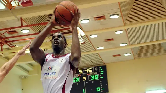 בריאן אוסברי שחקן הפועל תל אביב בריאן אוסברי שחקן הפועל תל אביב