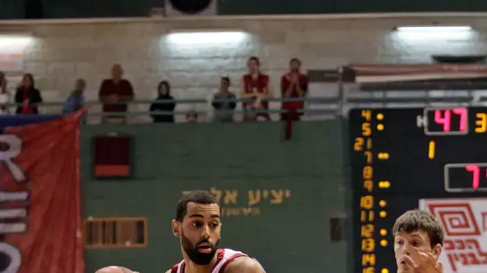 בריאן רנדל שחקן הפועל ירושלים מול פאוול פומפרלה שחקן נימבורק