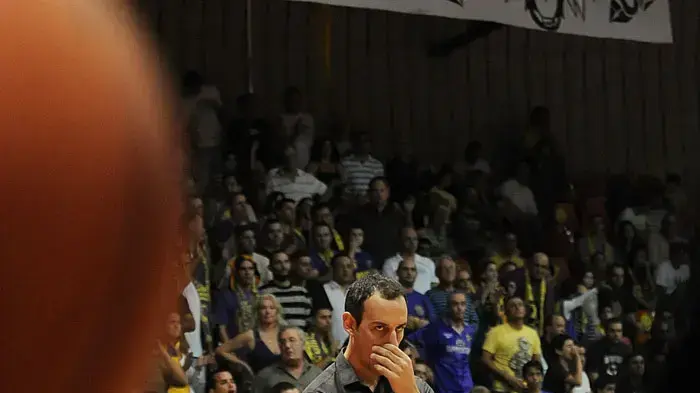 עודד קטש, מאמן הפועל ירושלים, במשחק מול הפועל חולון
