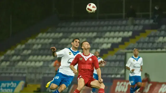 בלם הפועל רמת גן אלין טופוזאקוב עם חלוץ הפועל פתח תקוה דודו ביטון