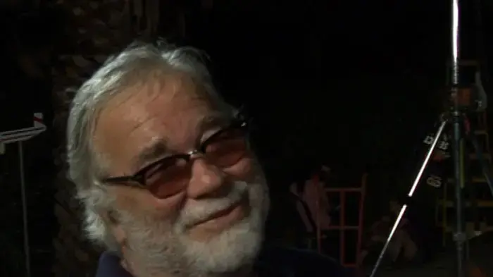 יהודה ברקן על סט הסדרה "פלפלים צהובים"