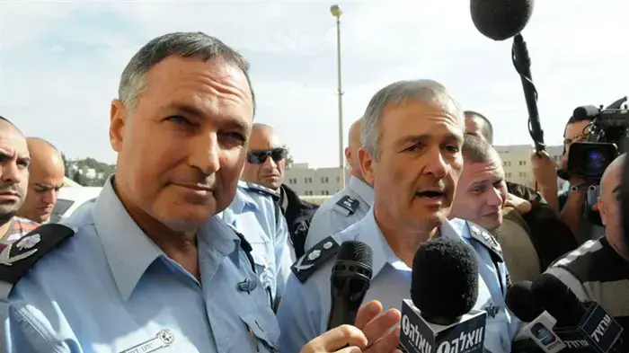 המפכ"ל הנוכחי דודי כהן יחד עם המפכ"ל המיועד דקות לאחר ההכרזה על מינויו, דצמבר 2010