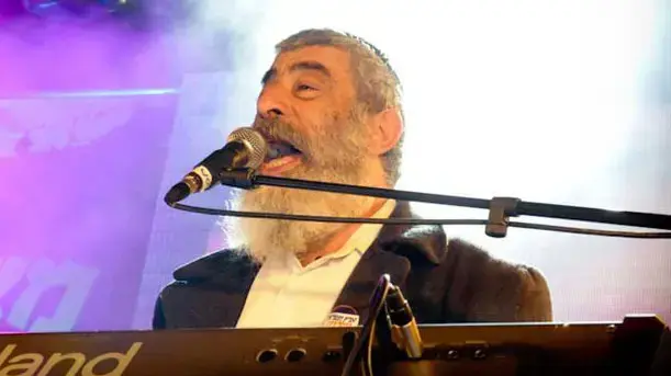 אריאל זילבר בהפגנת ימין בכיכר ציון, ירושלים, תחת הסיסמא: "אומרים כן לבנייה ולא לויתורים", דצמבר 2010
