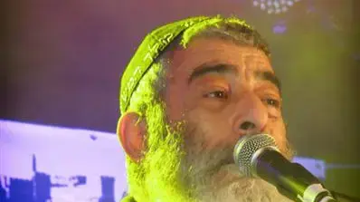 אריאל זילבר בהפגנת ימין בכיכר ציון, ירושלים, תחת הסיסמא: "אומרים כן לבנייה ולא לויתורים", דצמבר 2010