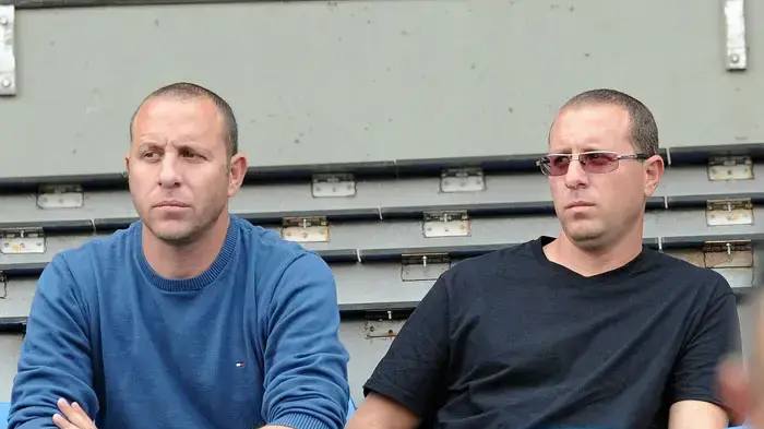 אלון ברומר, גדי ברומר חולקים כבוד לאבי כהן באצטדיון רמת גן