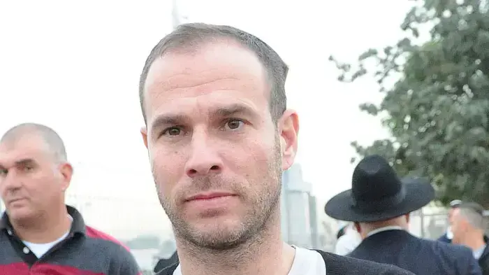 אסי דומב בהלוויה של אבי כהן