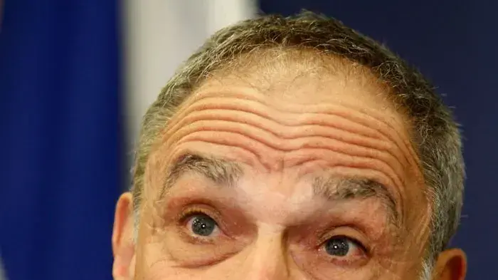 איתן ששינסקי במסיבת עיתונאים של ועדת ששינסקי בנושא משאבי הנפט והגז של ישראל, ינואר 2011