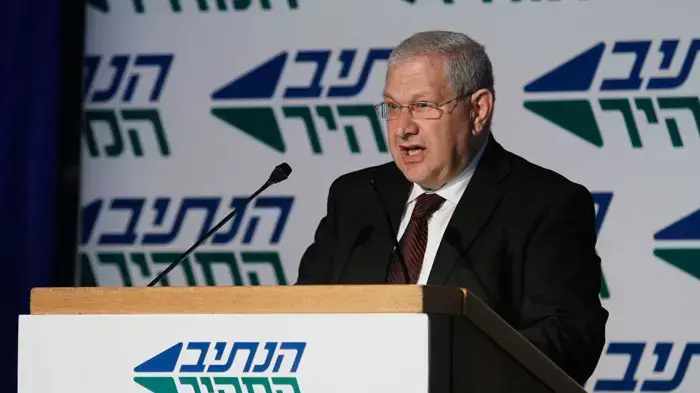 יושב ראש בנק לאומי דוד ברודט בטקס הפתיחה לנתיב המהיר, ינואר 2011