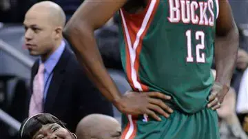 שחקנית הקולנוע גאבורי סידיבי במשחק NBA