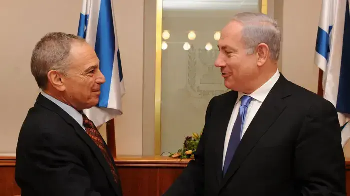 ראש הממשלה בנימין נתניהו מקבל את הדו"ח על מיסוי הגז מהפרופסור איתן ששינסקי, ינואר 2011