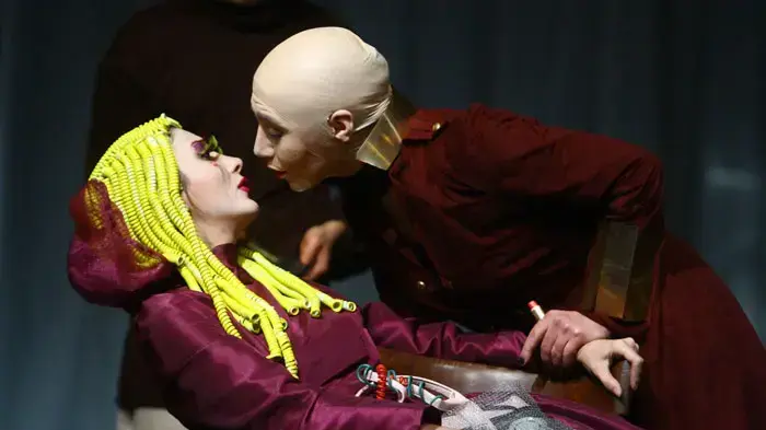 שחקנית אירנים מציגים את  "Hedda Gabler"