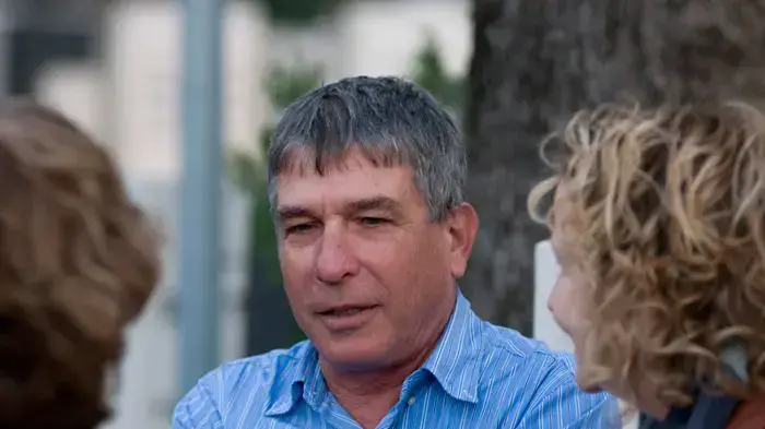 חנוך מרמרי בהלוויתו של זאב סגל- פרופסור למשפטים והפרשן המשפטי של הארץ, ינואר 2011