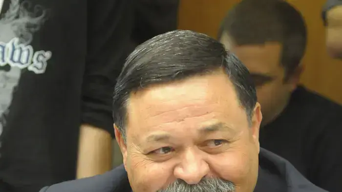 אלי אפללו בישיבת סיעת קדימה בעקבות פרישתו של ברק ממפלגת העבודה והתפטרותם מהממשלה של בוז'י הרצוג, אבישי ברוורמן ובנימין בן אליעזר