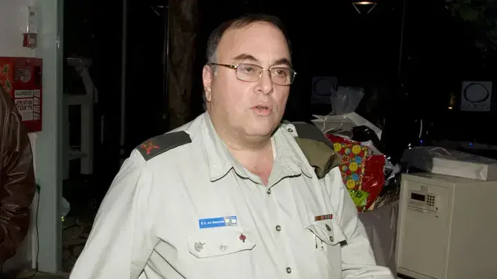 דובר צה"ל תא"ל אבי בניהו מגיע למסיבת יום ההולדת של השר יוסי פלד