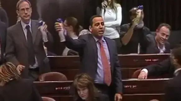 ח"כים מקדימה ריססו במטהרי אוויר במהלך דיון על השבעת השרים החדשים