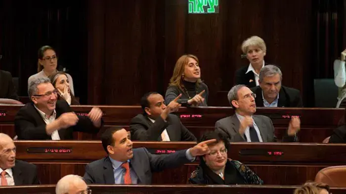 חברי סיעת קדימה "מטהרים את האוויר המסריח" כלשונם שנוצר על ידי בנימין נתניהו וחברי ממשלתו, ינואר 2011